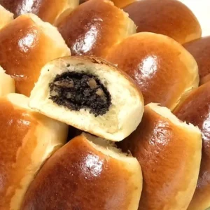 Пирожок c маком и орехами